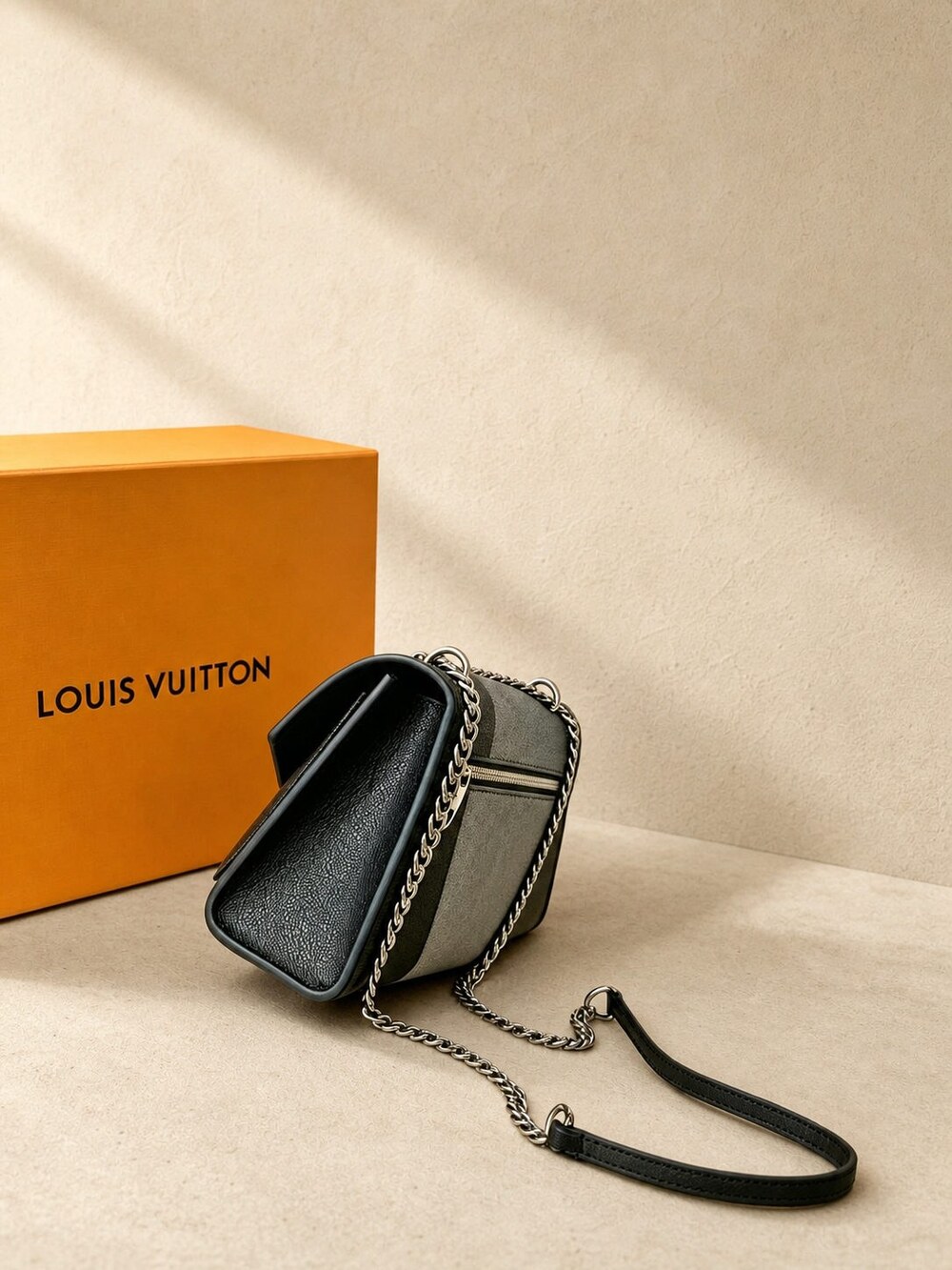 Louis Vuitton Mylockme Grained Leather Chain Shoulder Bag with Silver Hardware - Picture 5 of 6